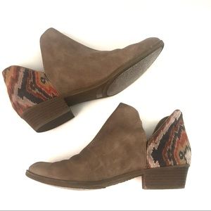 Women’s Tan Booties w/ Native Print Size 9.5